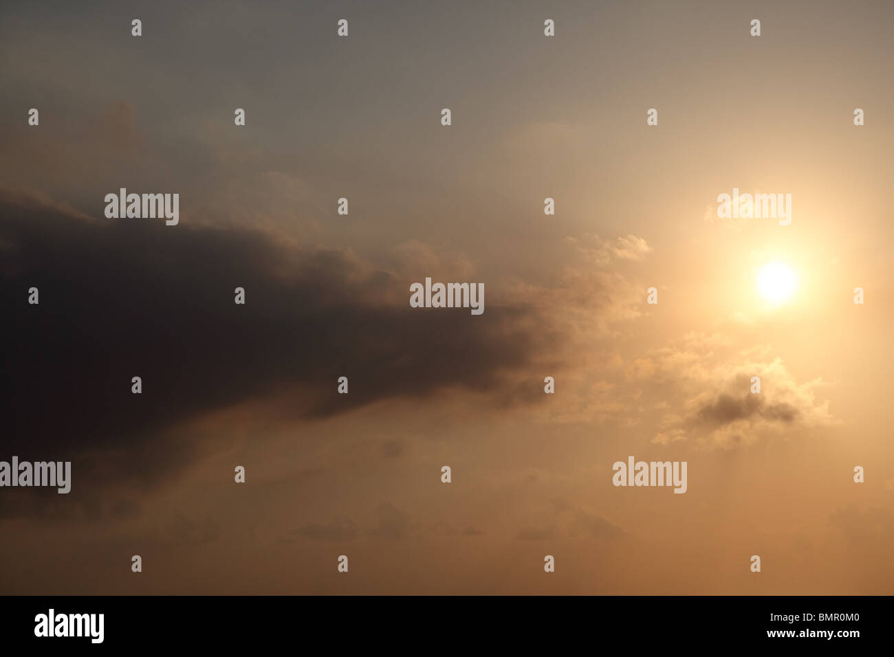 Sonnenuntergang. Dramatischer Himmelshintergrund für Ihr Kunstwerk. Stockfoto