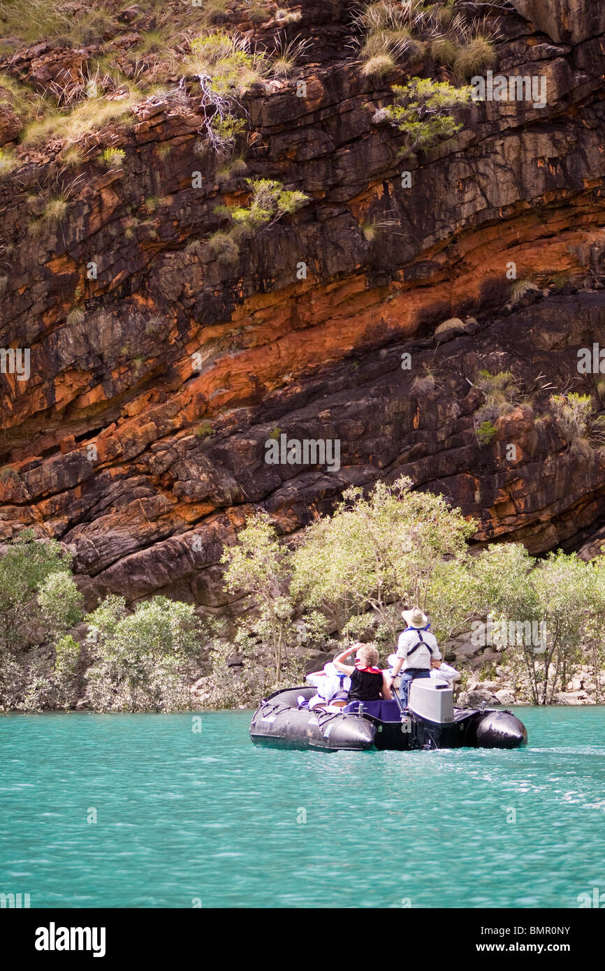 Passagiere aus der Aussie Expeditionsschiff Orion Kreuzfahrt Talbot Bay um Pfingsten Sandstein zu beobachten Stockfoto