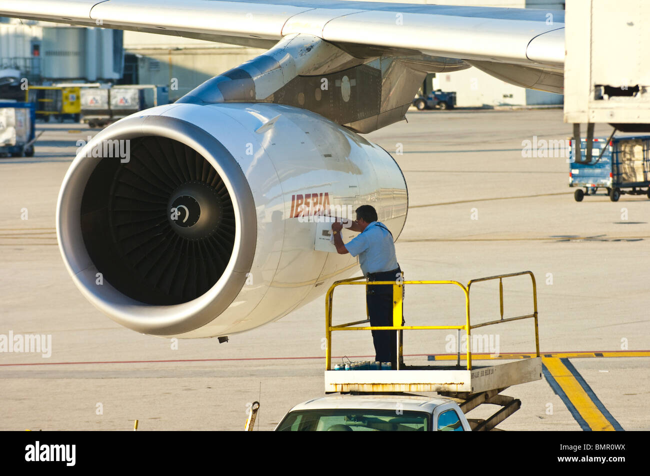 Überprüfung einer FlugzeugeJetengine Stockfotografie Alamy