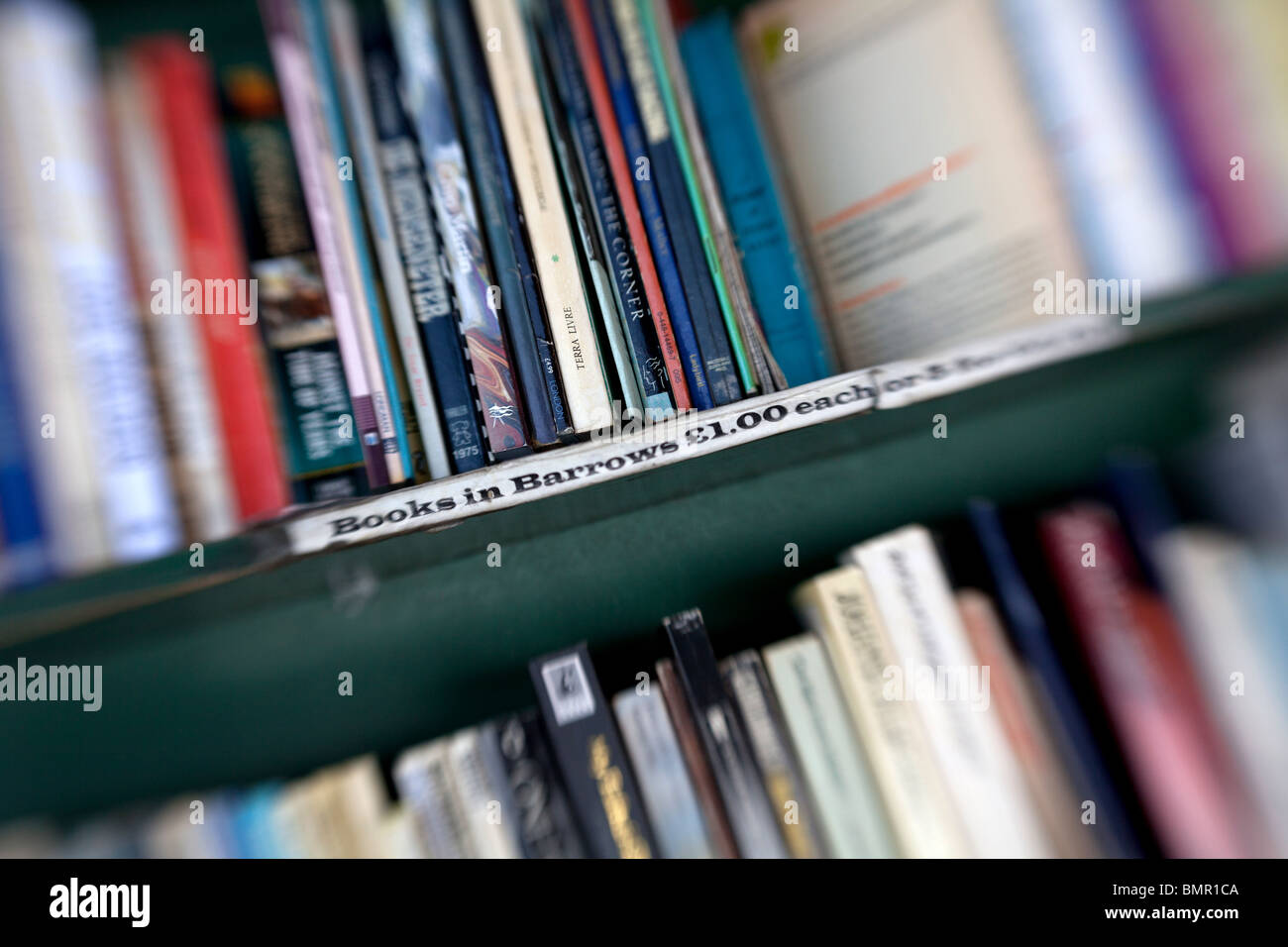 Gebrauchte Bücher zum Verkauf in einer Buchhandlung an der Charing Cross Road in London, England. Stockfoto