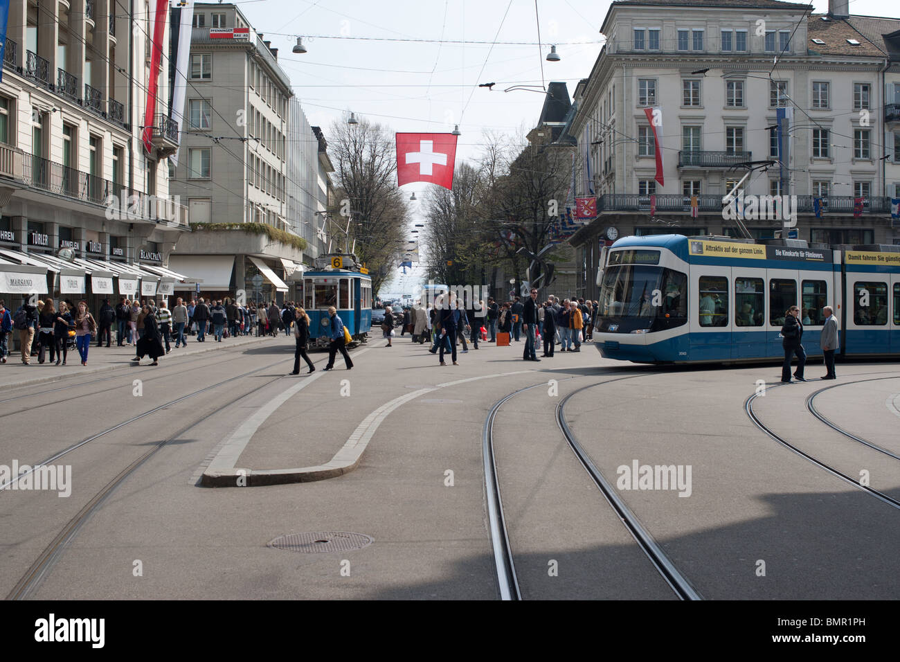 Paradeplatz mit Menschen und Straßenbahn um die Ecke, Zürich, Schweiz Stockfoto