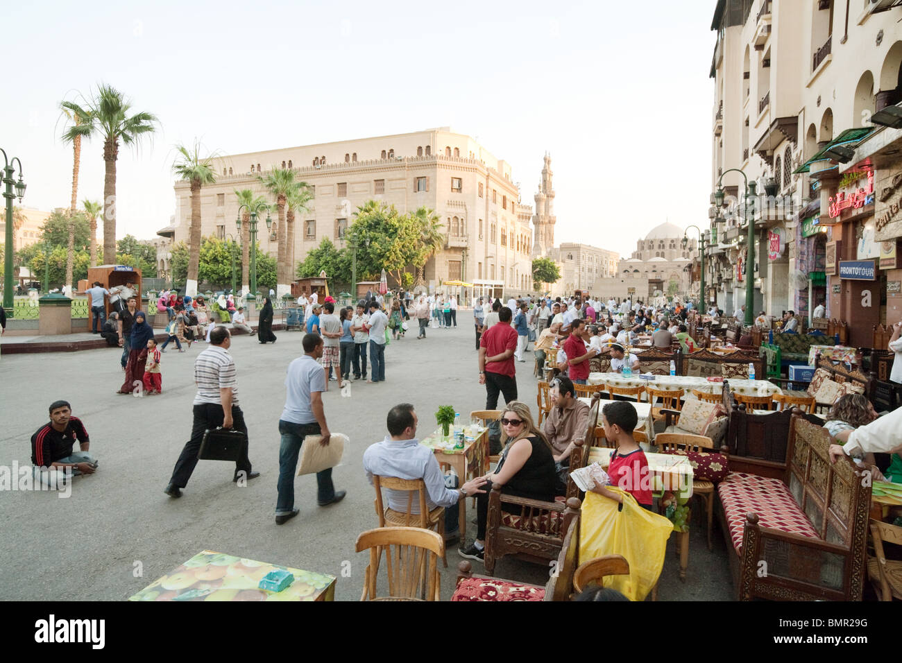 Menschen, die sich in den Restaurants und Cafés des Islamischen Viertels, Kairo, Ägypten Afrika, versammeln Stockfoto