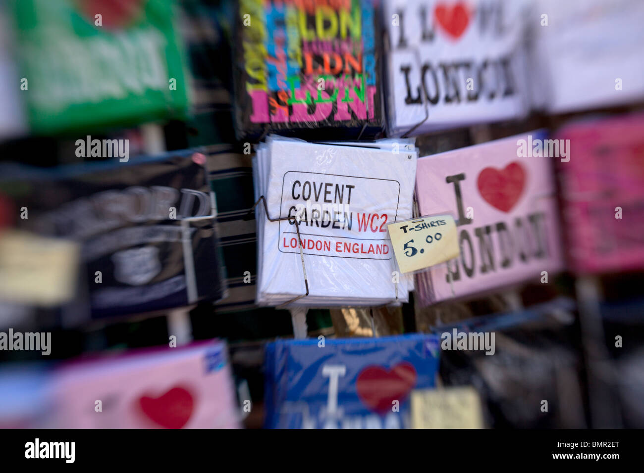 T-Hemden, T-shirts auf dem Display in Covent Garden Piazza in London, England. Stockfoto