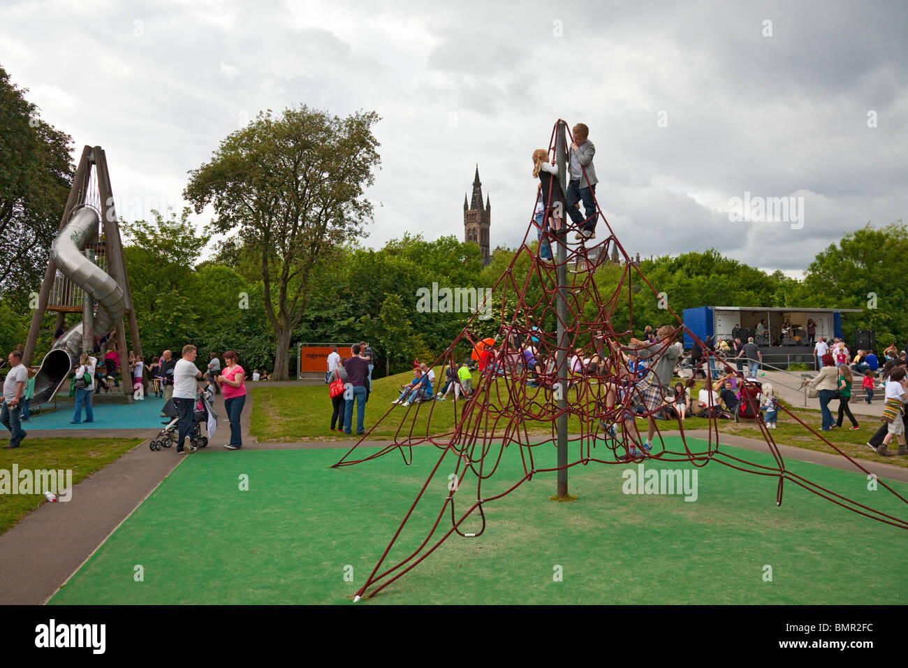 Kinder spielen auf einem Seil Klettergerüst im Kelvingrove Park Glasgows West End Festival Sonntag, 2010. Stockfoto
