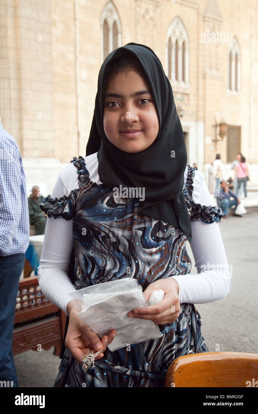 Junge ägyptische Frau im Alter von 12 Jahren, die Souvenirs an Touristen verkauft, Islamisches Viertel, Kairo, Ägypten Stockfoto