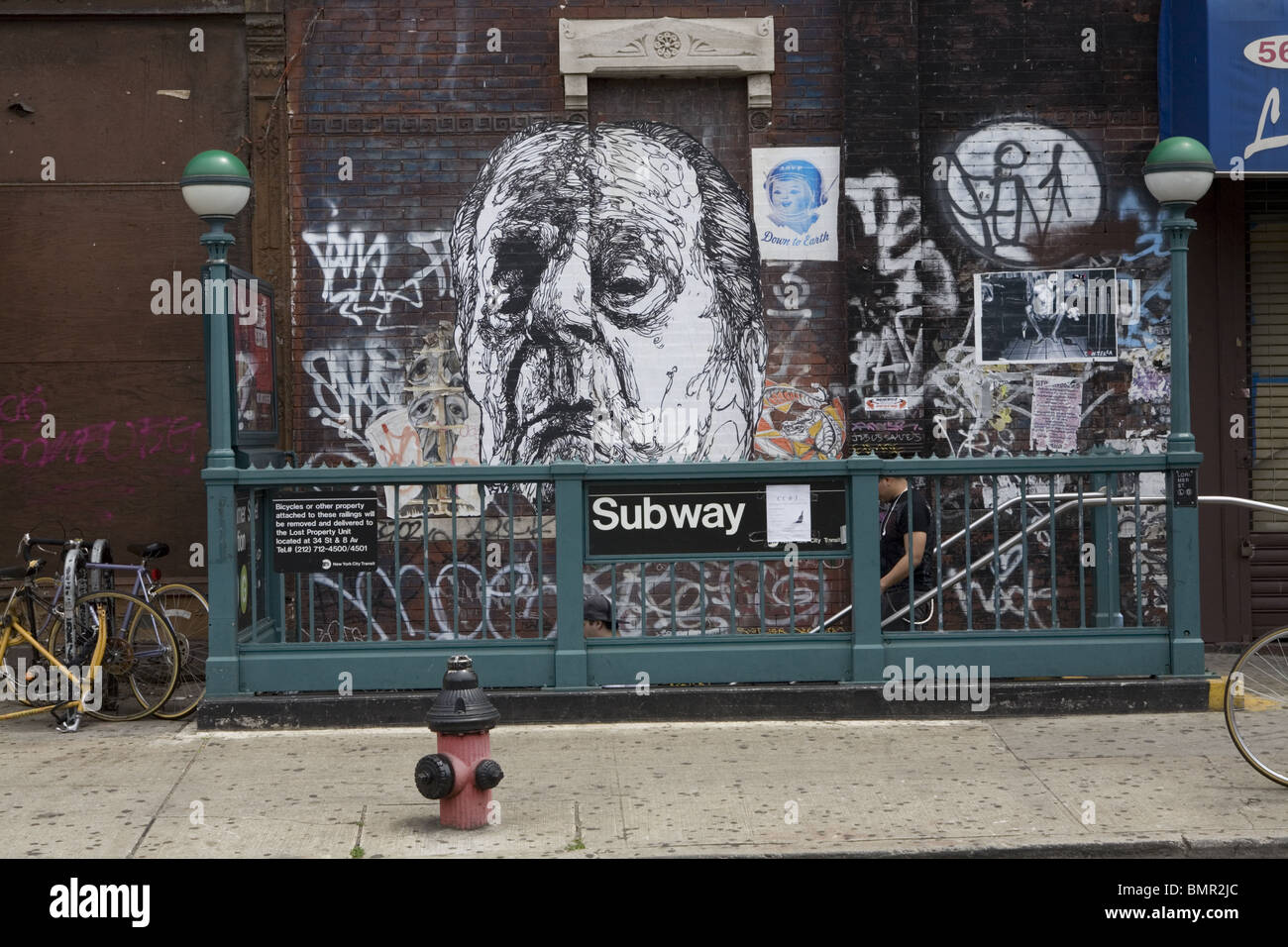 G-Zug u-Bahn-Eingang an der Metropolitan Avenue in Williamsburg, Brooklyn, New York City. Stockfoto