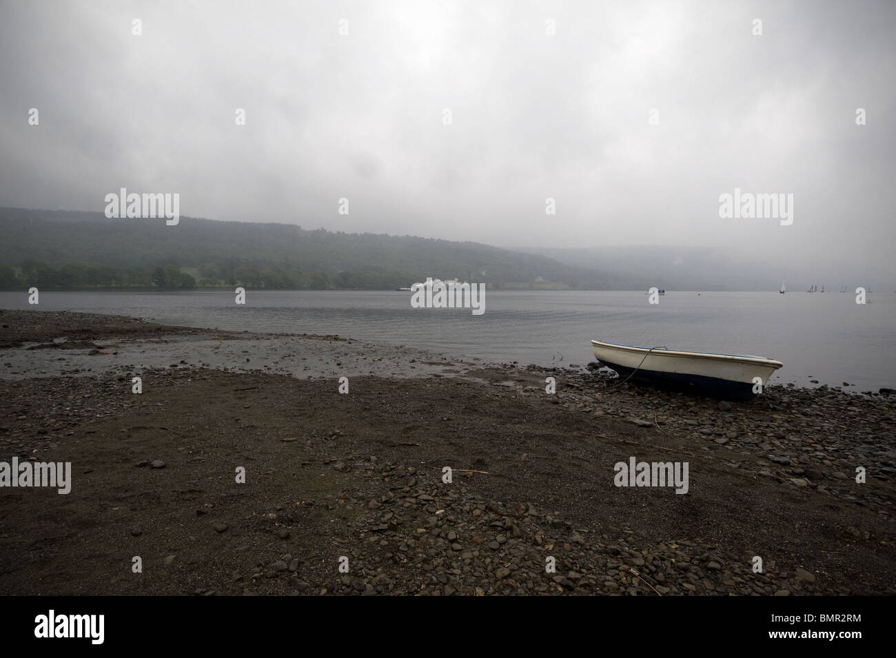 Dampfantrieb Gondel und gestrandeten Ruderboot im Nebel auf Coniston Water, Lake District Stockfoto