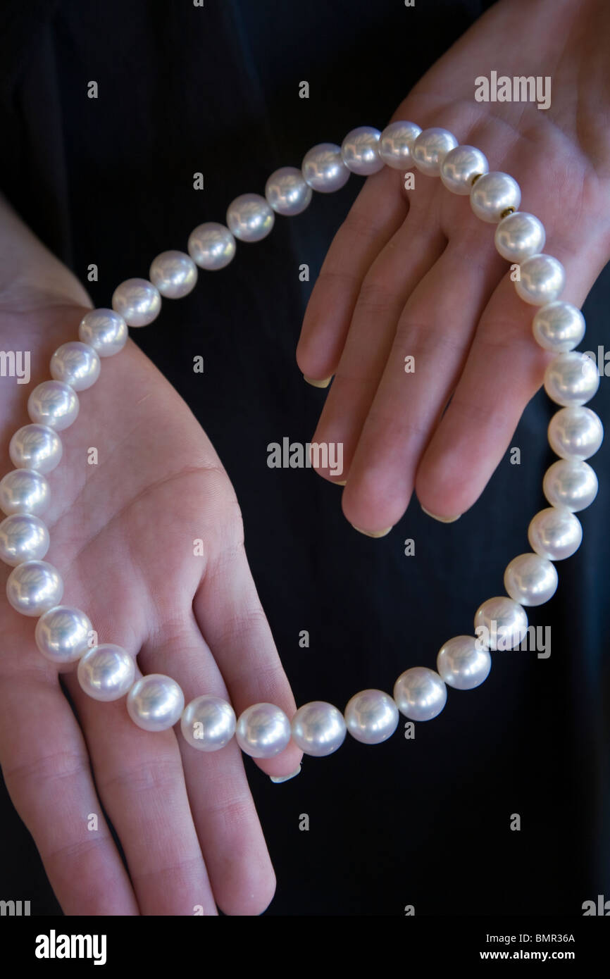 Die gedämpfte Eleganz der Paspaleys Perlen können Sie eine Kette aus glänzenden perfekt aufeinander abgestimmte Broome Perlen kaufen Stockfoto