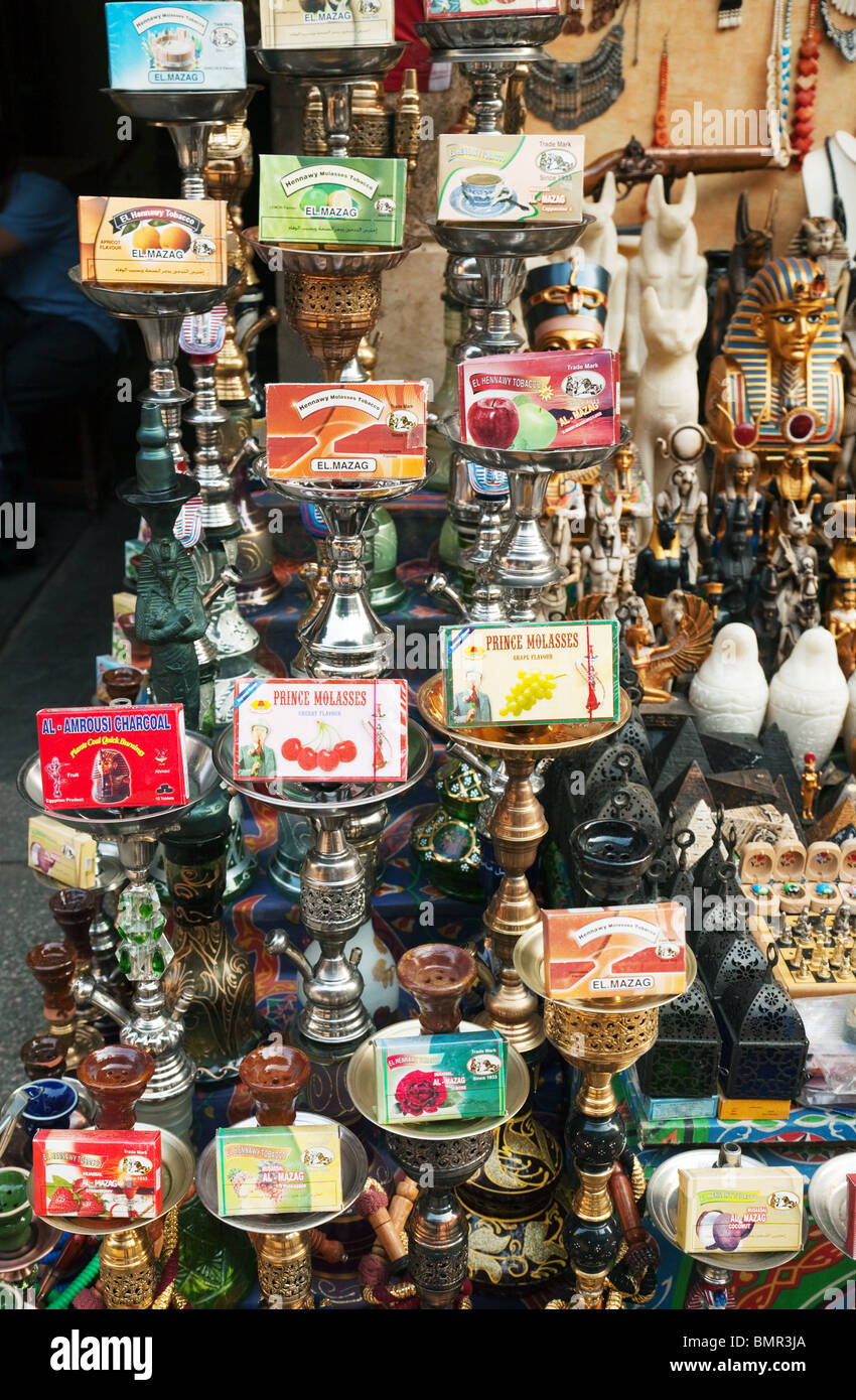 Shisha Pfeifen (Hookah Pfeifen) zum Verkauf mit verschiedenen Geschmacksrichtungen von Tabak, Khan al Khalili Markt, Kairo Ägypten Afrika Stockfoto