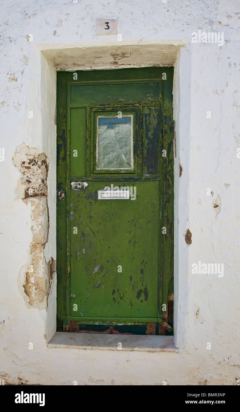 Rustikale verblasst grüne Tür der alten Welt Stockfoto