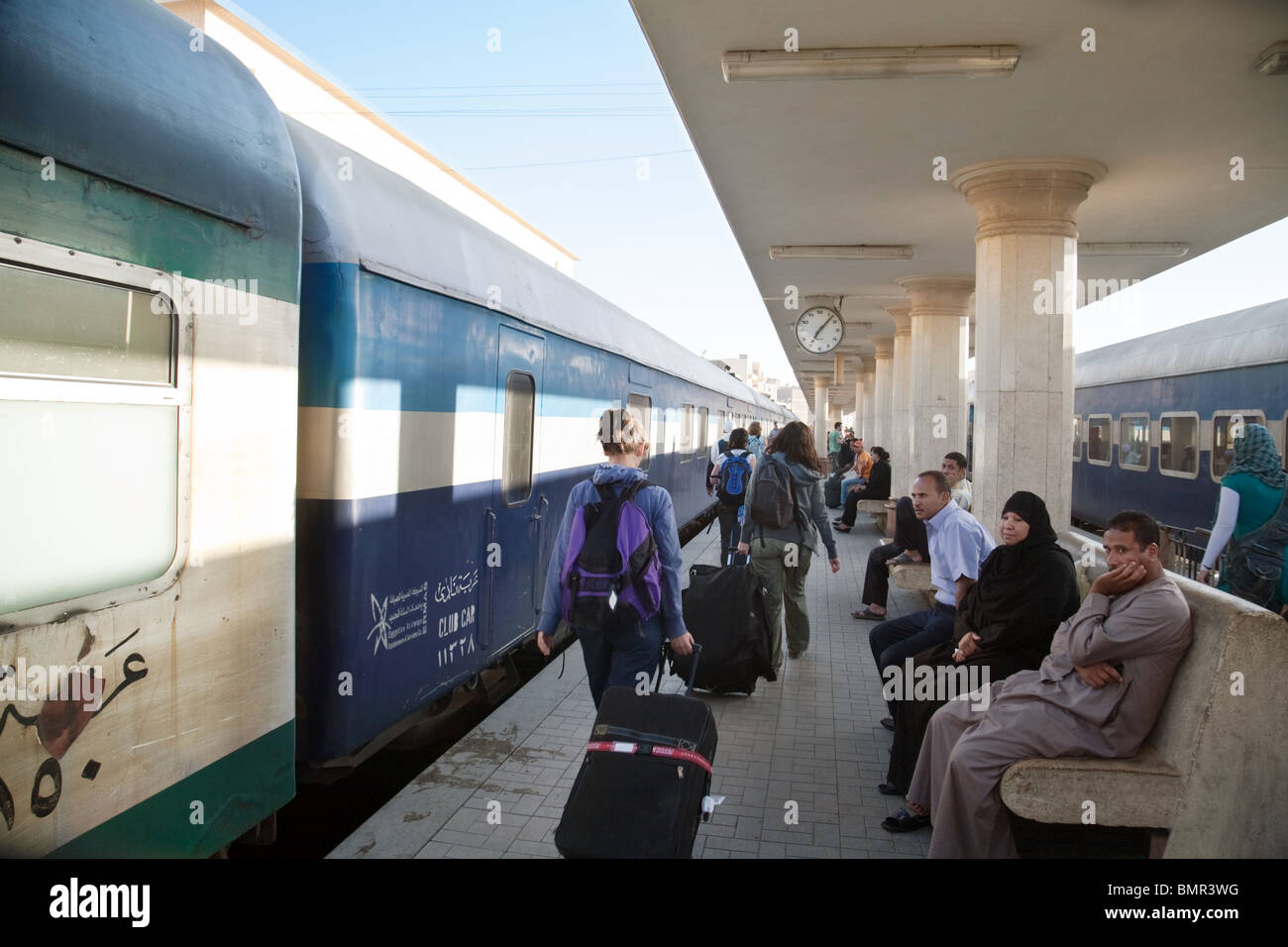 Westliche Touristen Ankunft am frühen Morgen einen Zug, Bahnhof Luxor, Luxor, Ägypten Stockfoto
