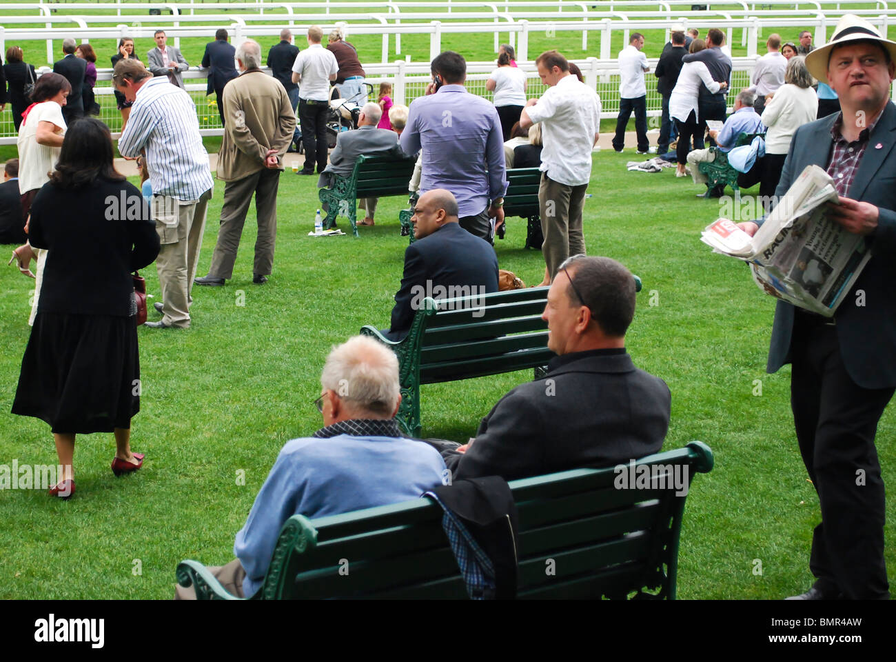 Menge in Ascot Rennen (Moss Bros Day 2010) Stockfoto