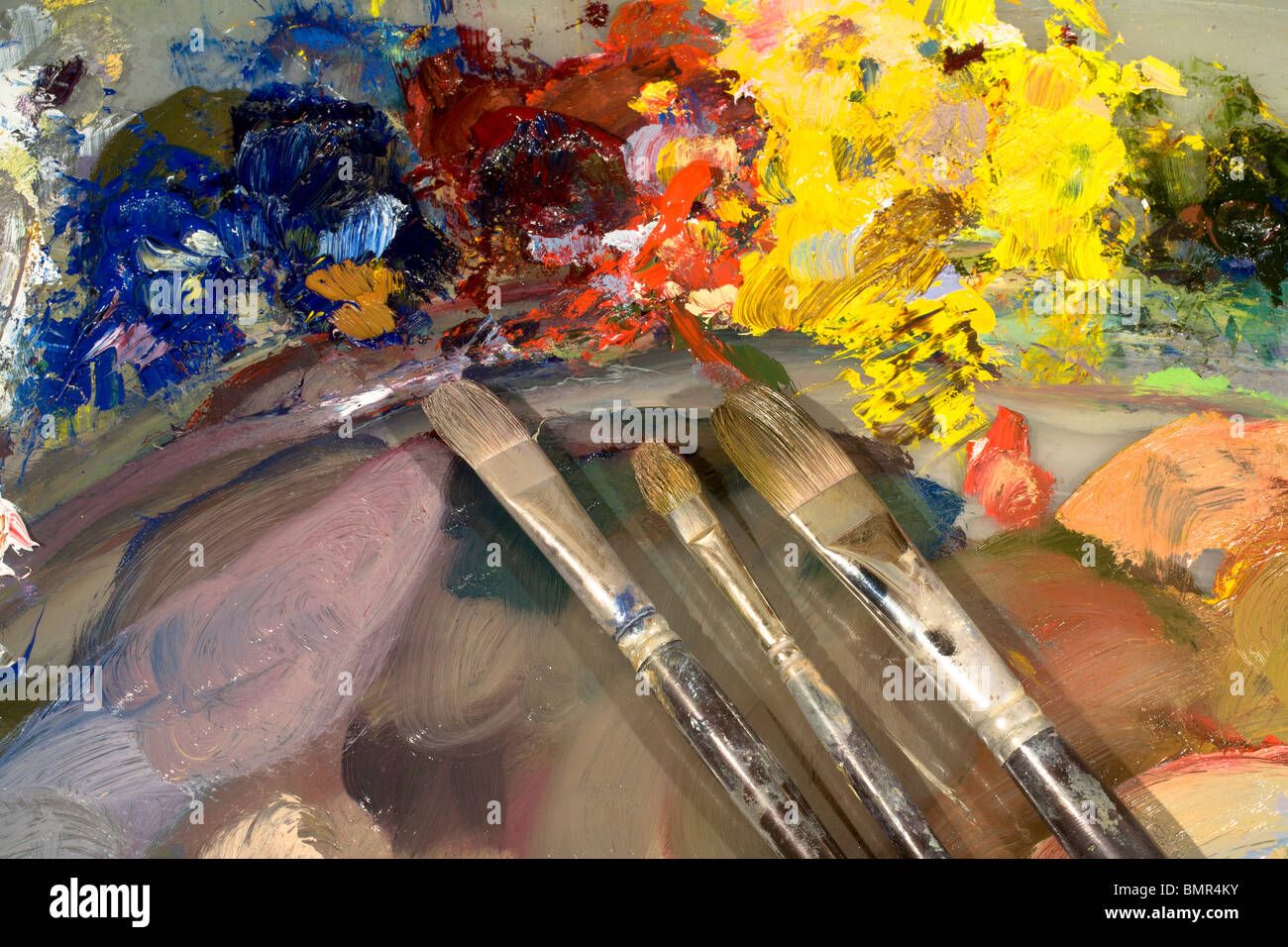 Ölfarben auf Palette des Künstlers. Beachten Sie helle Farben für Hervorhebungen (oben) und neutrale Farben (unten) für Hintergründe. Stockfoto