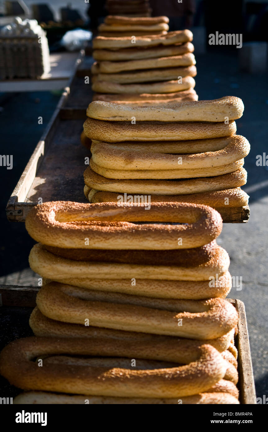 ka'ek (lokale Bagels mit Sesam) verkauft in Ost-Jerusalem. Stockfoto