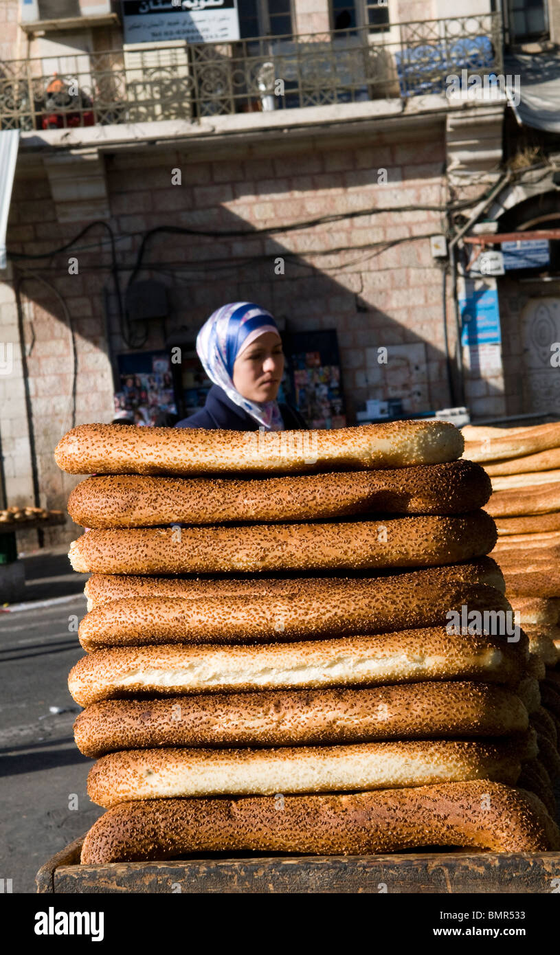 ka'ek (lokale Bagels mit Sesam) verkauft in Ost-Jerusalem. Stockfoto