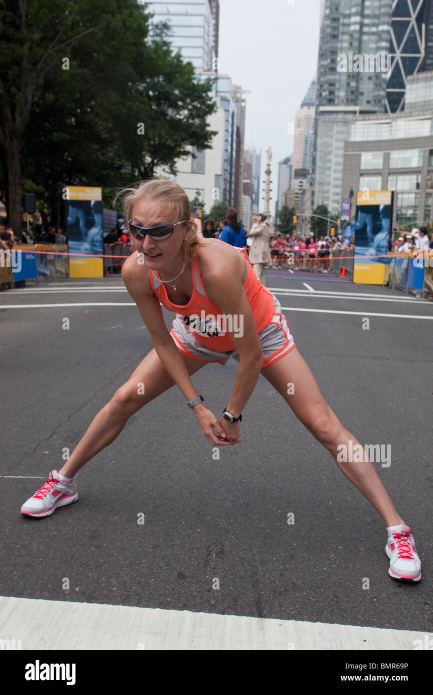 Eine schwangere Paula Radcliffe (GBR) dehnen vor dem Beginn der 2010 New York Mini 10K. Stockfoto