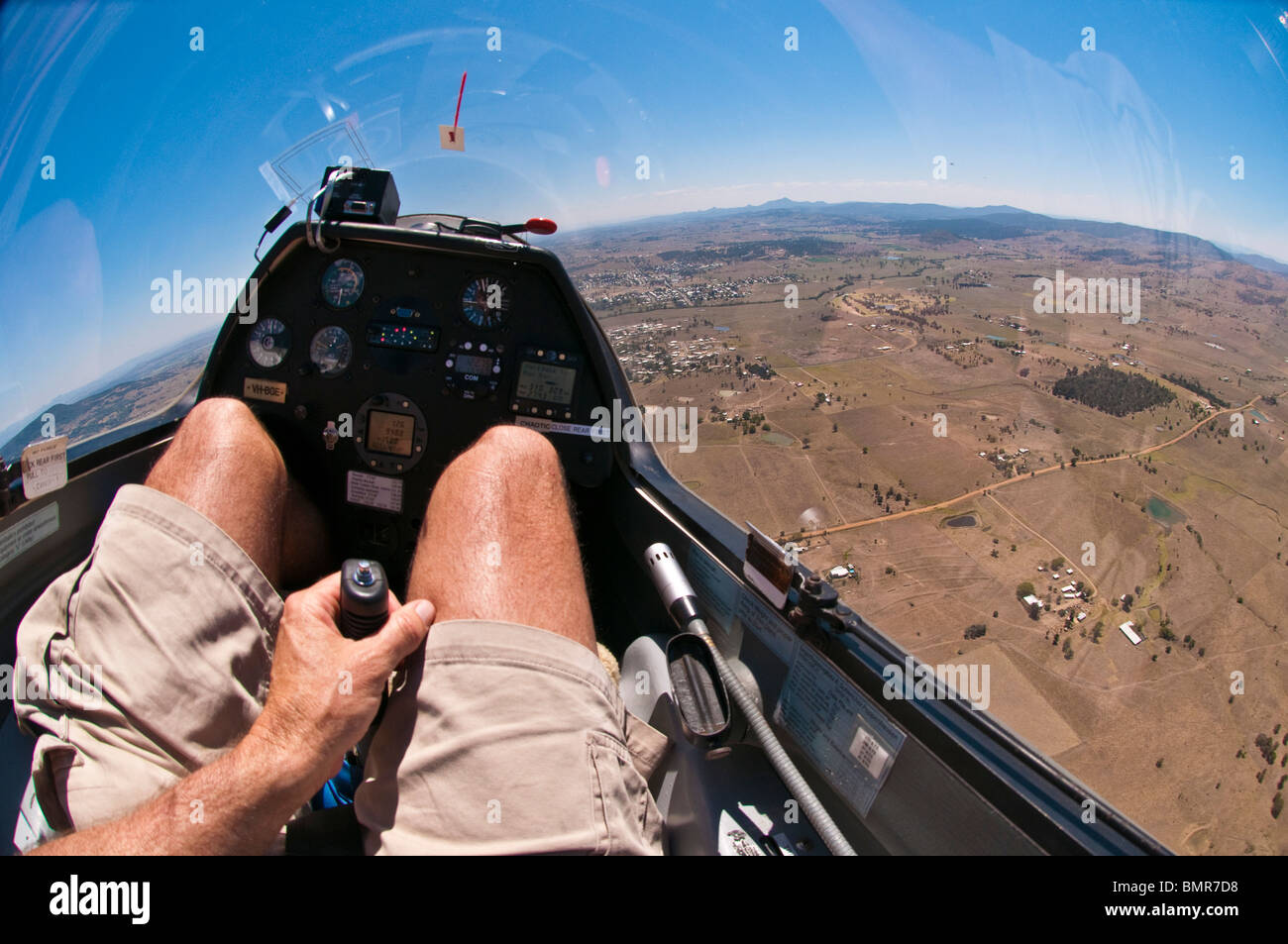 Segelflieger mit Hand am Steuerknüppel, Boonah, Queensland, Australien Stockfoto