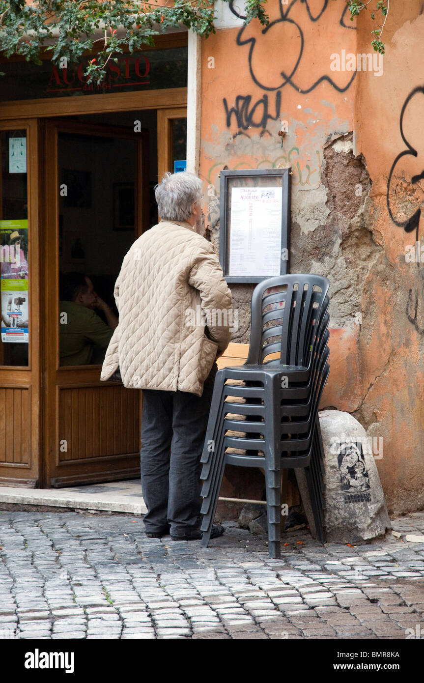 Mann vor eine Trattoria in Rom Stockfoto