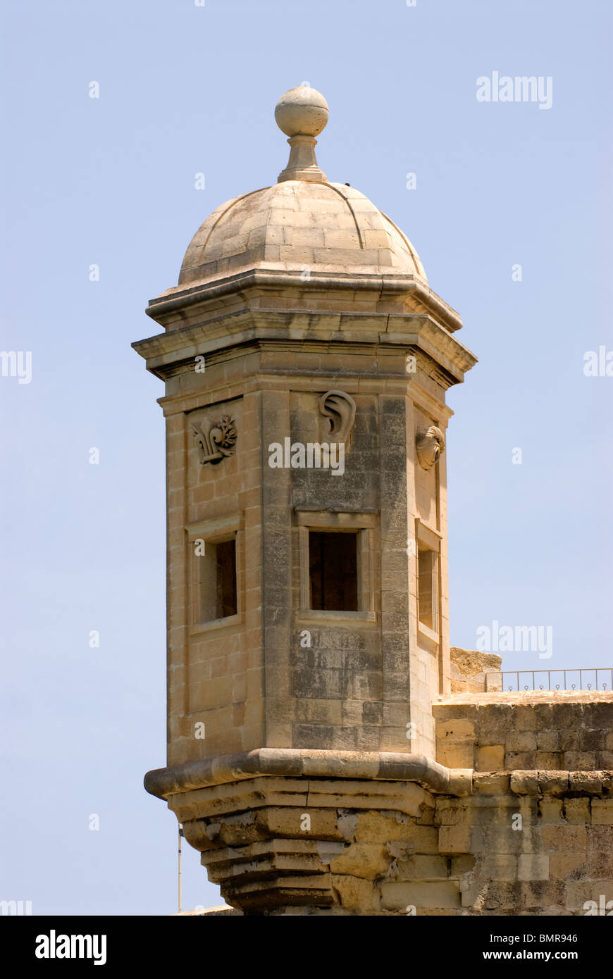 Stein-Gardjola mit Blick auf den Grand Harbour, Valletta, Malta. Stockfoto