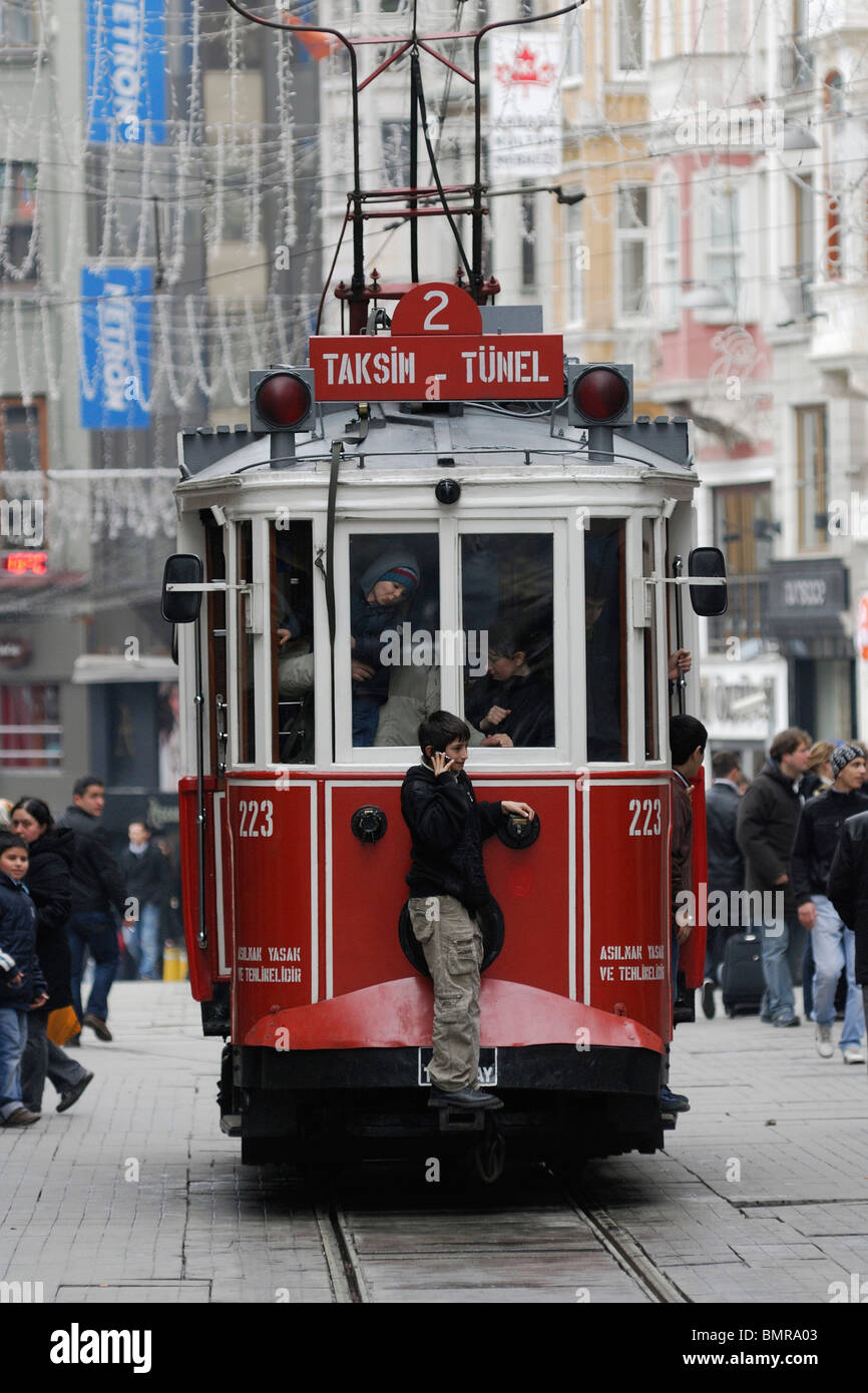 Istanbul. Turkei. Straßenbahn auf der Istiklal Caddesi. Stockfoto