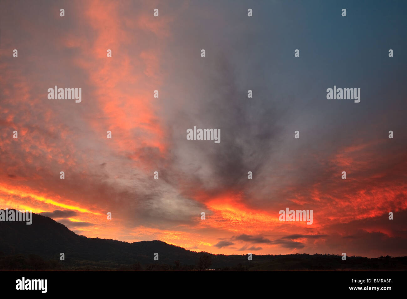 Spektakuläre bunten Himmel im Morgengrauen bei Volcan in der Provinz Chiriqui, Republik Panama. Stockfoto
