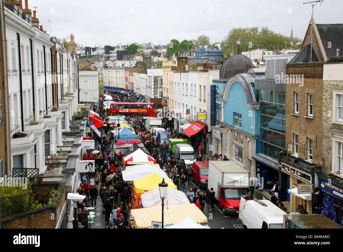 Auf der Dachterrasse Blick auf Portobello Road Market, Notting Hill, London, UK. Electric Cinema sehen auf der rechten Seite. Stockfoto