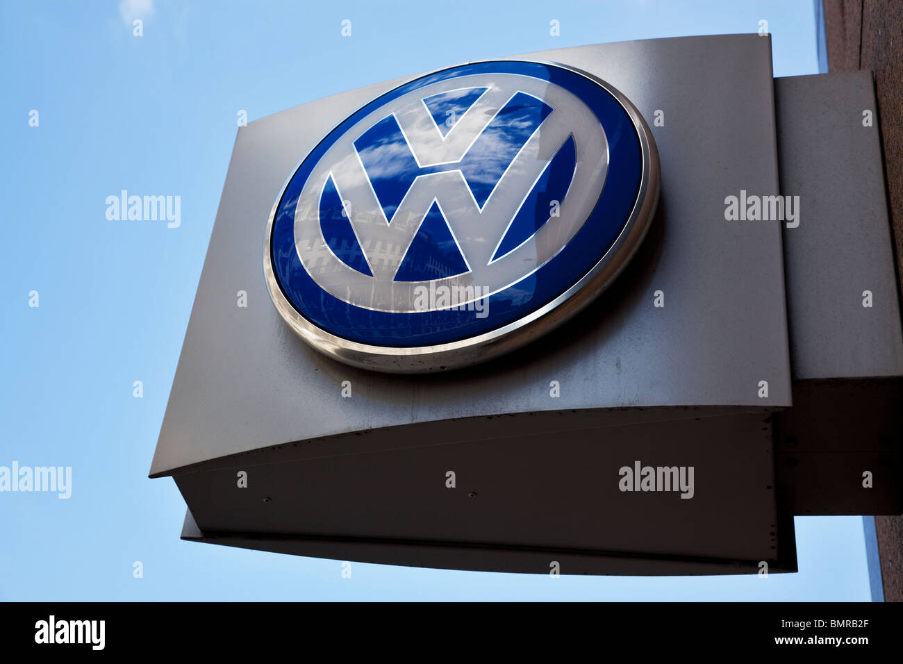 VW-Logo außen Volkswagen Autohaus London, UK Stockfoto