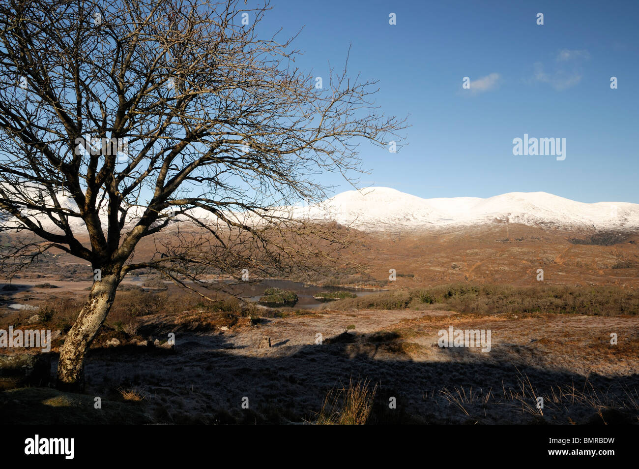 Mcgillycuddy riecht nach Killarney Kerry Irland Schnee Abdeckung bedeckte Berge blauen Himmel Himmel landschaftliche Attraktion Winterszene Stockfoto