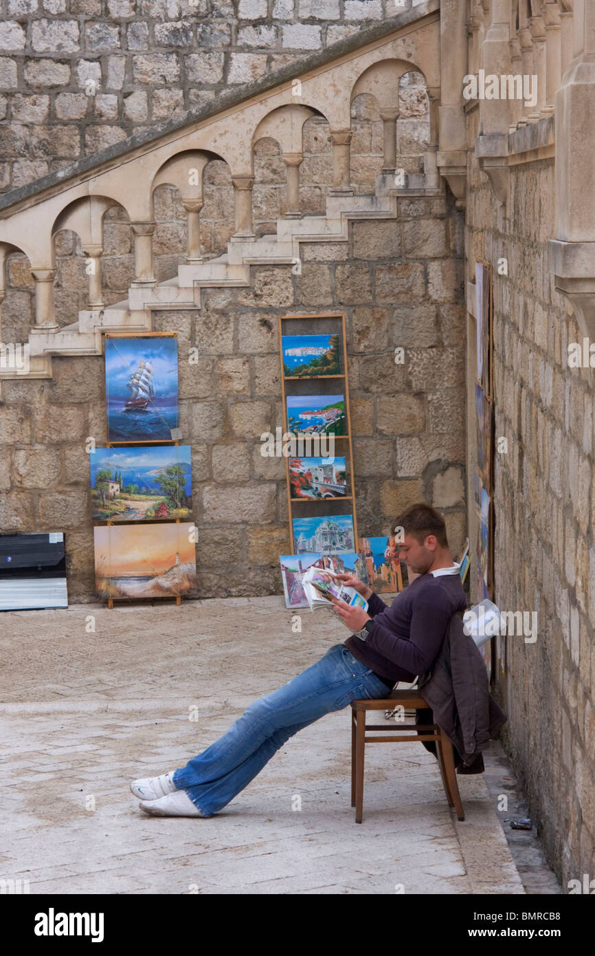 Junger Mann verkaufen Bilder in Dubrovnik, Dalmatien, Kroatien Stockfoto