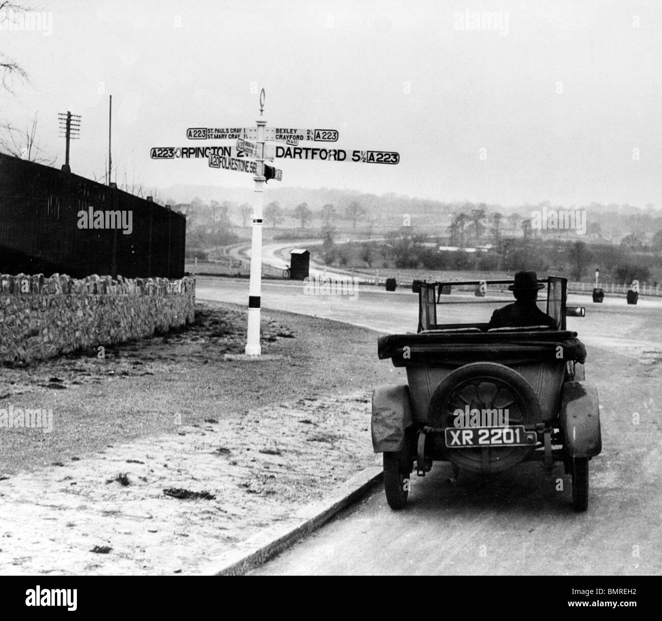 Straßenschild in Kent Posten von 1920. Stockfoto