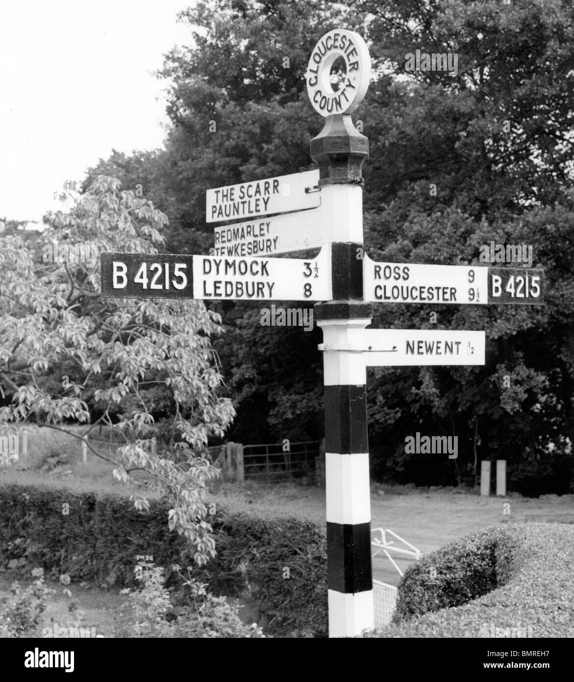 Altmodische Finger Post Straßenschild in Gloucestershire auf der B4215 Straße. Stockfoto
