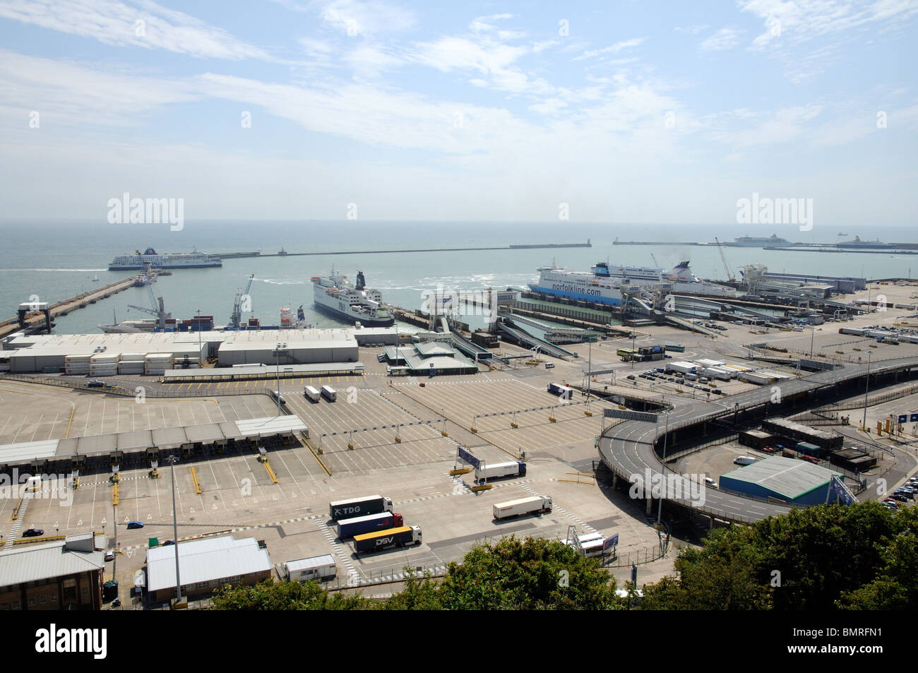 Hafen von Dover unterhalb der berühmten weißen Klippen von Dover Kent England UK Stockfoto