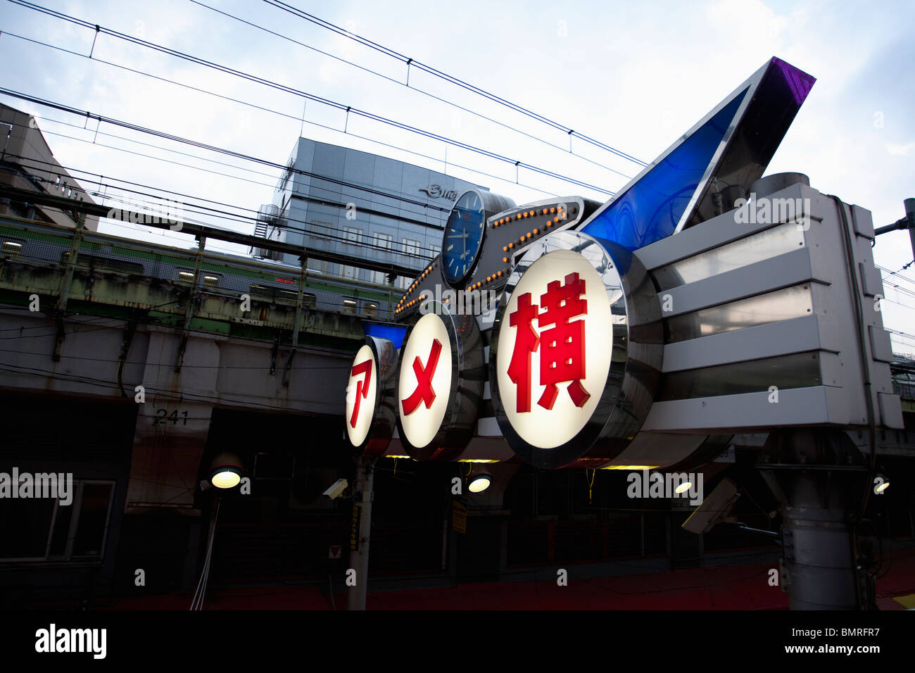 Ameyoko Zeichen und Yamanote Linie bei Ueno, Tokio Stockfoto