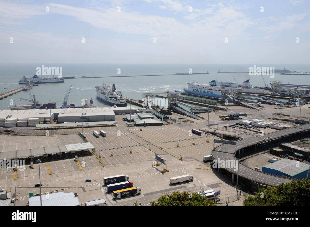 Hafen von Dover unterhalb der berühmten weißen Klippen von Dover Kent England UK Stockfoto