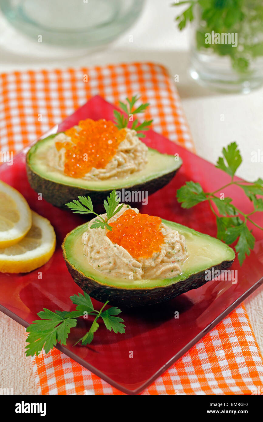Gefüllte Avocados mit Krabben-Sahne und Kaviar. Rezept zur Verfügung ...
