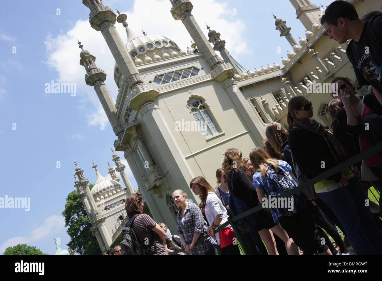 Deutsche Studierende Royal Pavilion geduldig warten, der Royal Pavilion in Brighton, zwei an der südlichen Türme im Hintergrund ein. Stockfoto