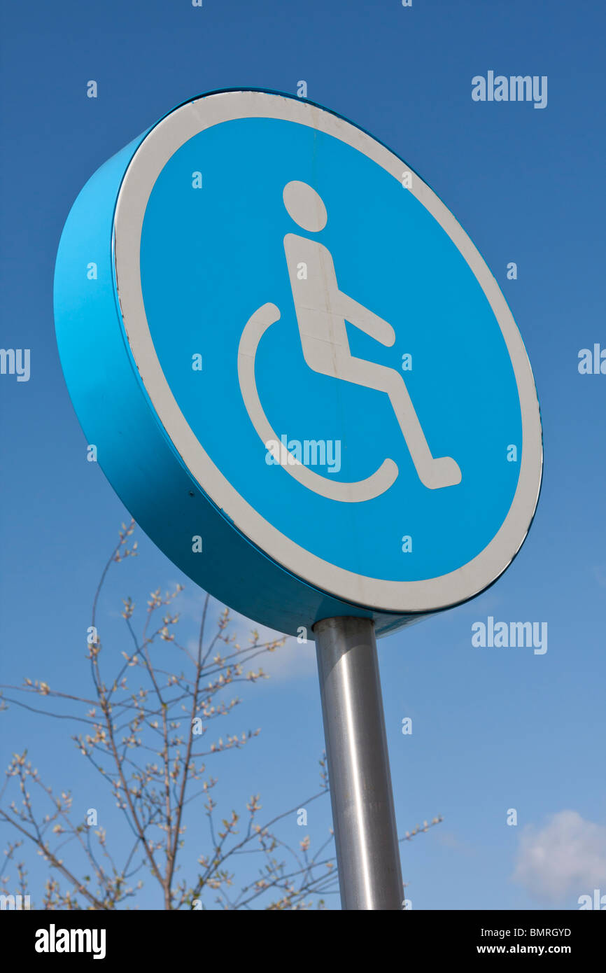 Blaue Behindertenparkplatz-Schild Stockfoto