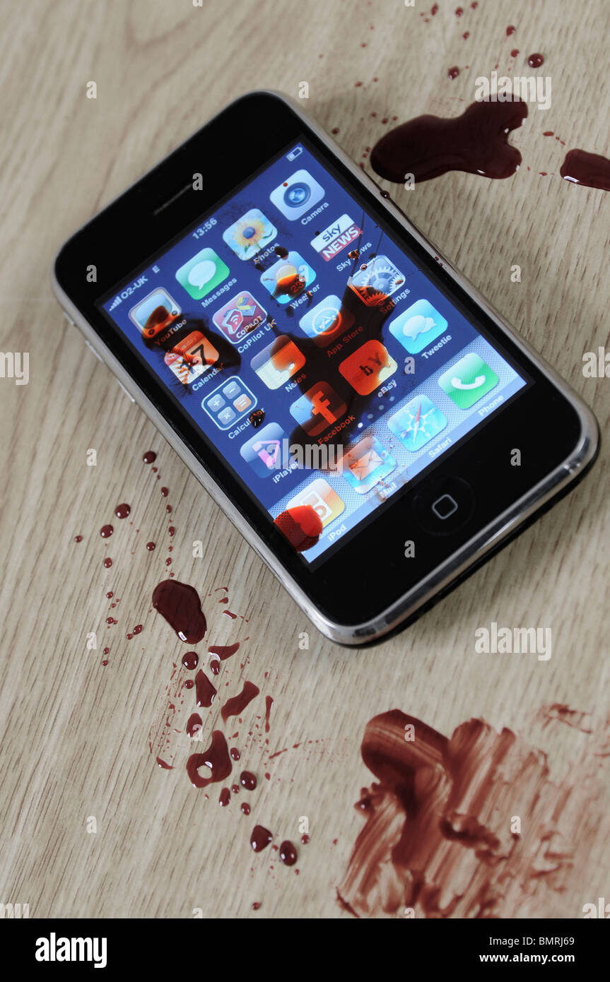 Ein Apfel-iphone mit Blut spritzte auf es nach einem heftigen Raub (posiert) Stockfoto