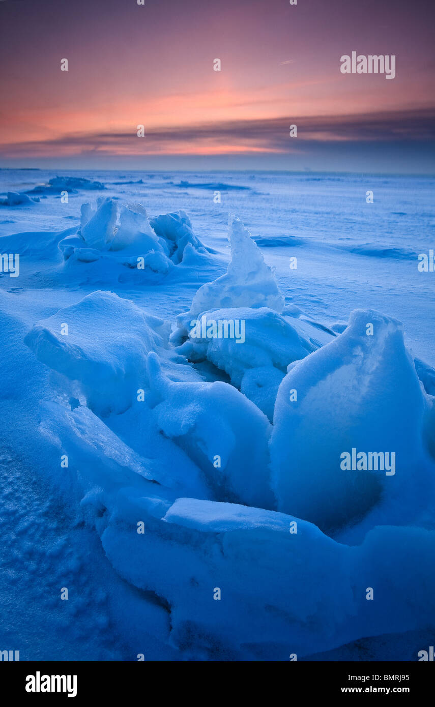 Eis-Skulpturen auf dem zugefrorenen Meer bei Larkollen in Rygge Kommune, Østfold Fylke, Norwegen. Stockfoto