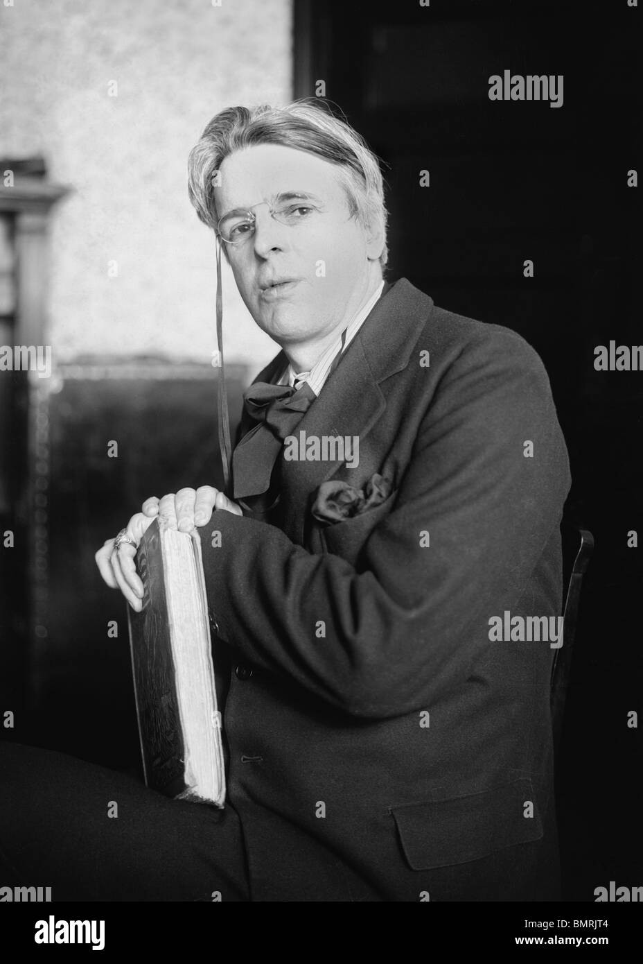 Porträt-Foto-c1920s des irischen Dichters William Butler Yeats (1865-1939) - Sieger von Nobelpreis für Literatur im Jahr 1923. Stockfoto
