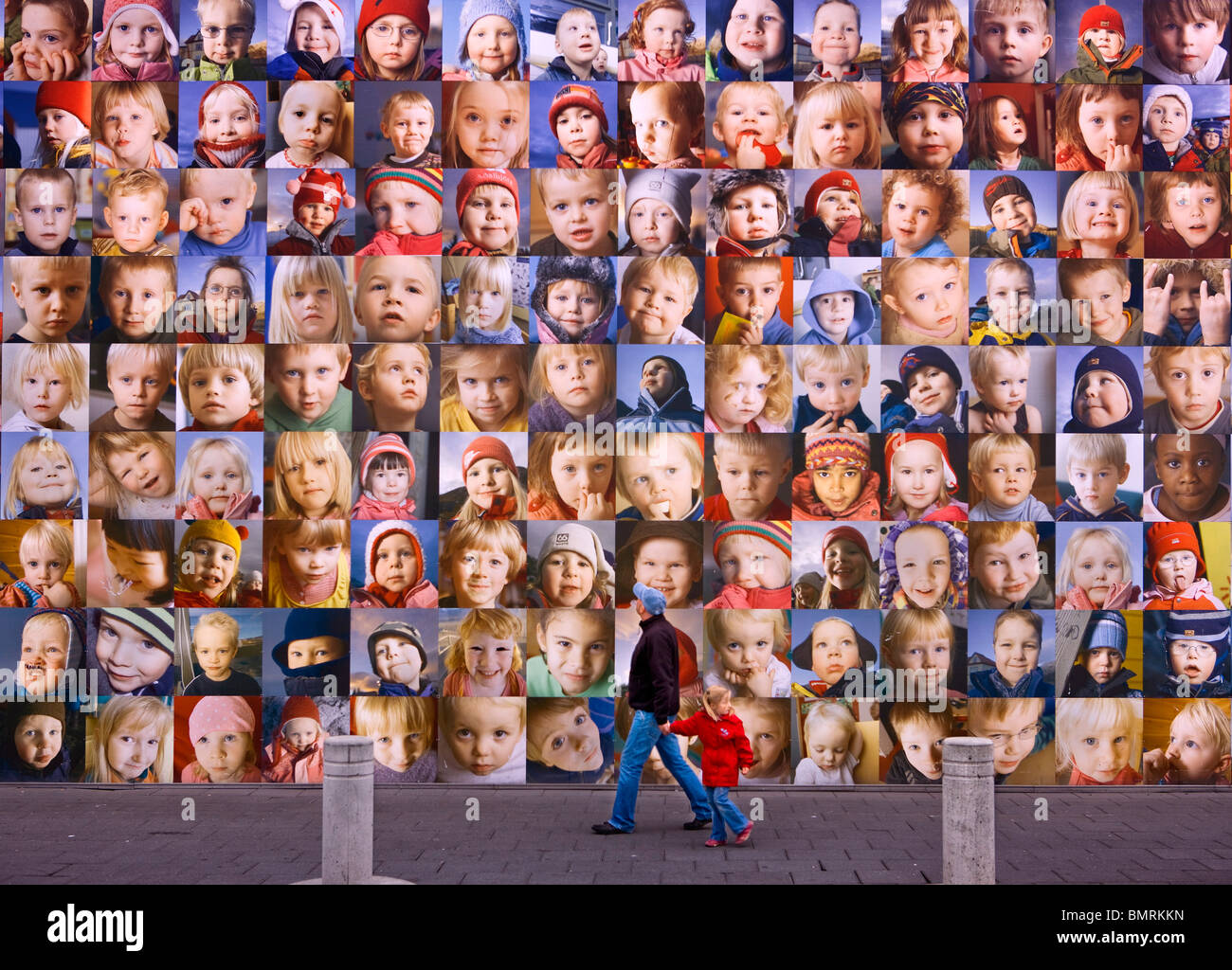 Dialogfeld "Projekt von Anne Leoniak und Fiann Paul - Fotografien des isländischen Kinder Stockfoto
