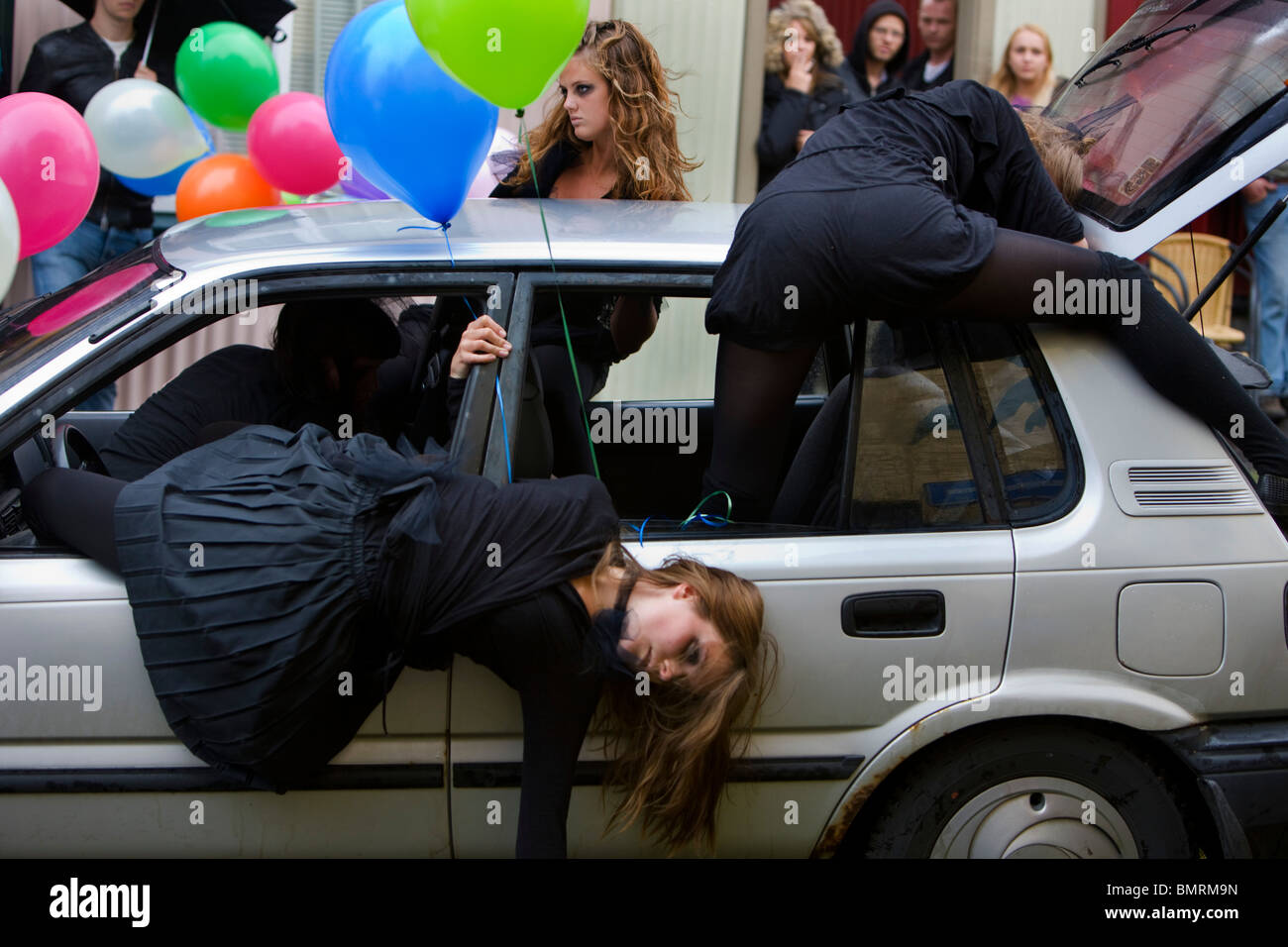 Performance-Künstler, die Durchführung von eines Autounfall, Reykjavik, Island Stockfoto