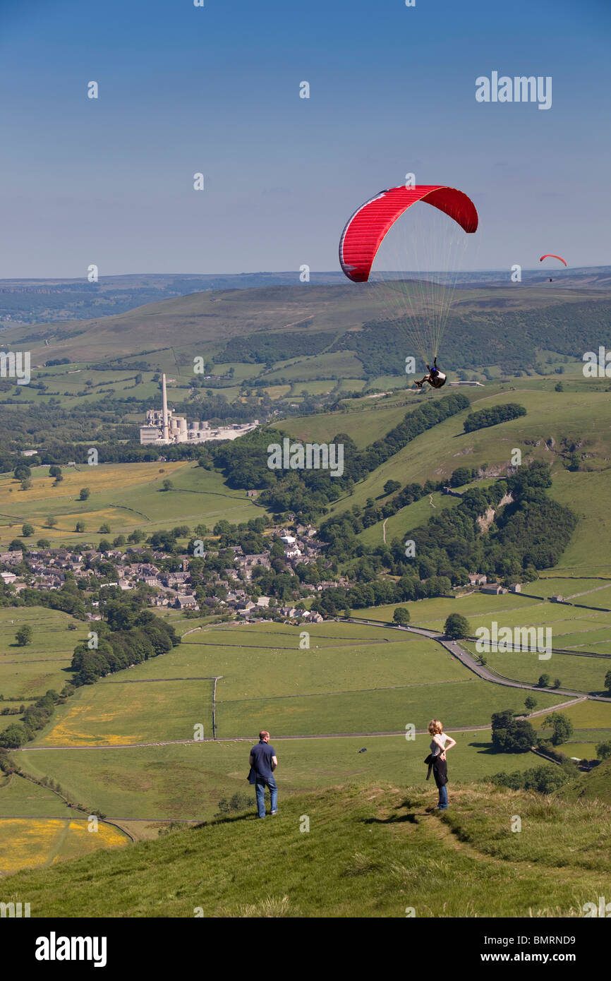 UK, Derbyshire, Mam Tor Paare beobachten Gleitschirme fliegen über Hope Valley Stockfoto