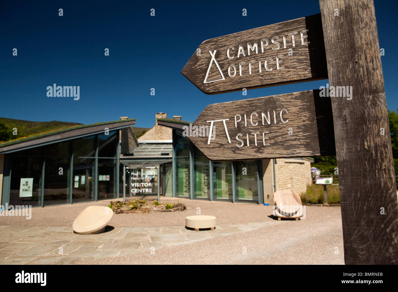 Großbritannien, Derbyshire, Edale, Peak District, Nationalparkzentrum Moorland, Camping und Picknick-Website-Zeichen Stockfoto