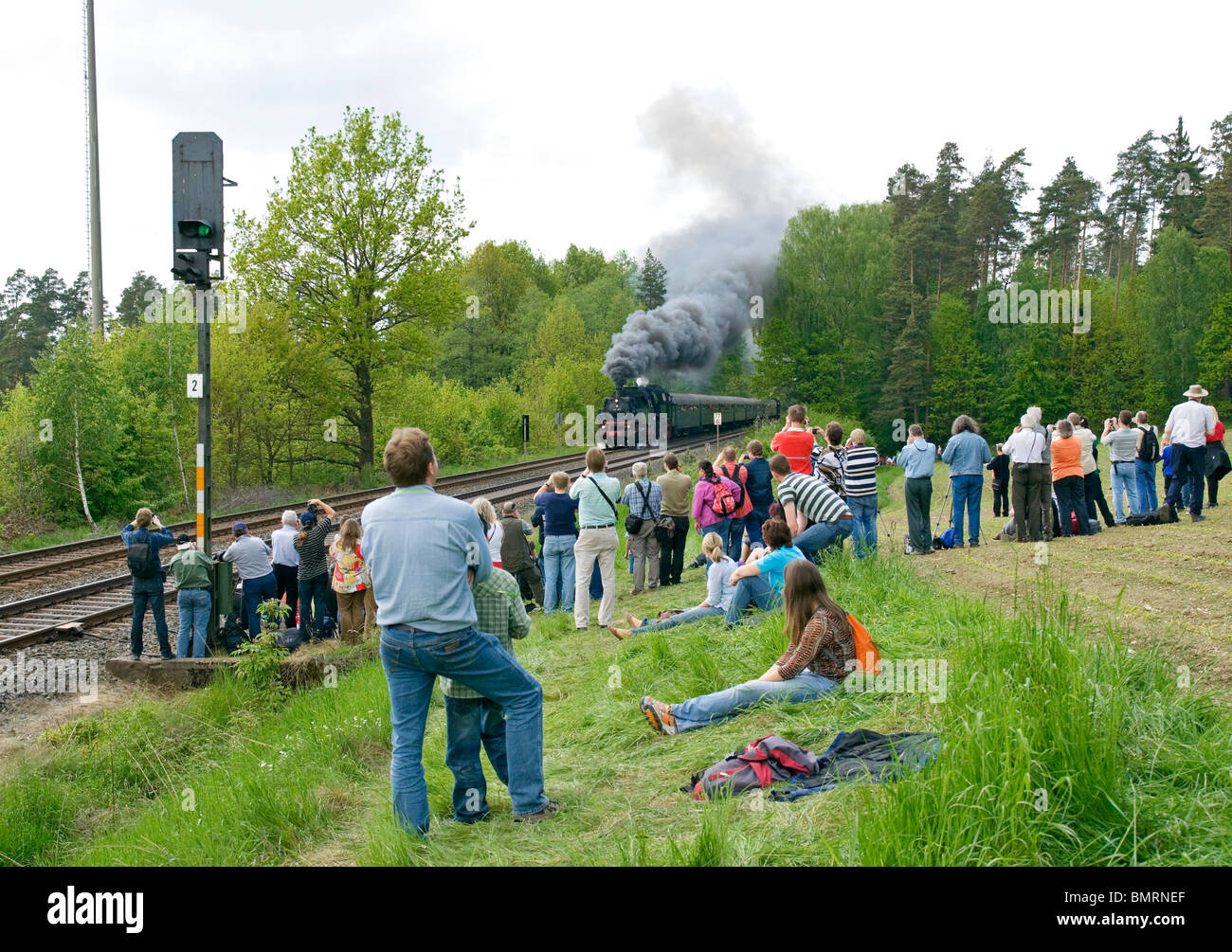 Eisenbahnfreunde Dampf Klettern trainieren beobachten neigen bei Neuenmarkt, Bayern, Deutschland Stockfoto
