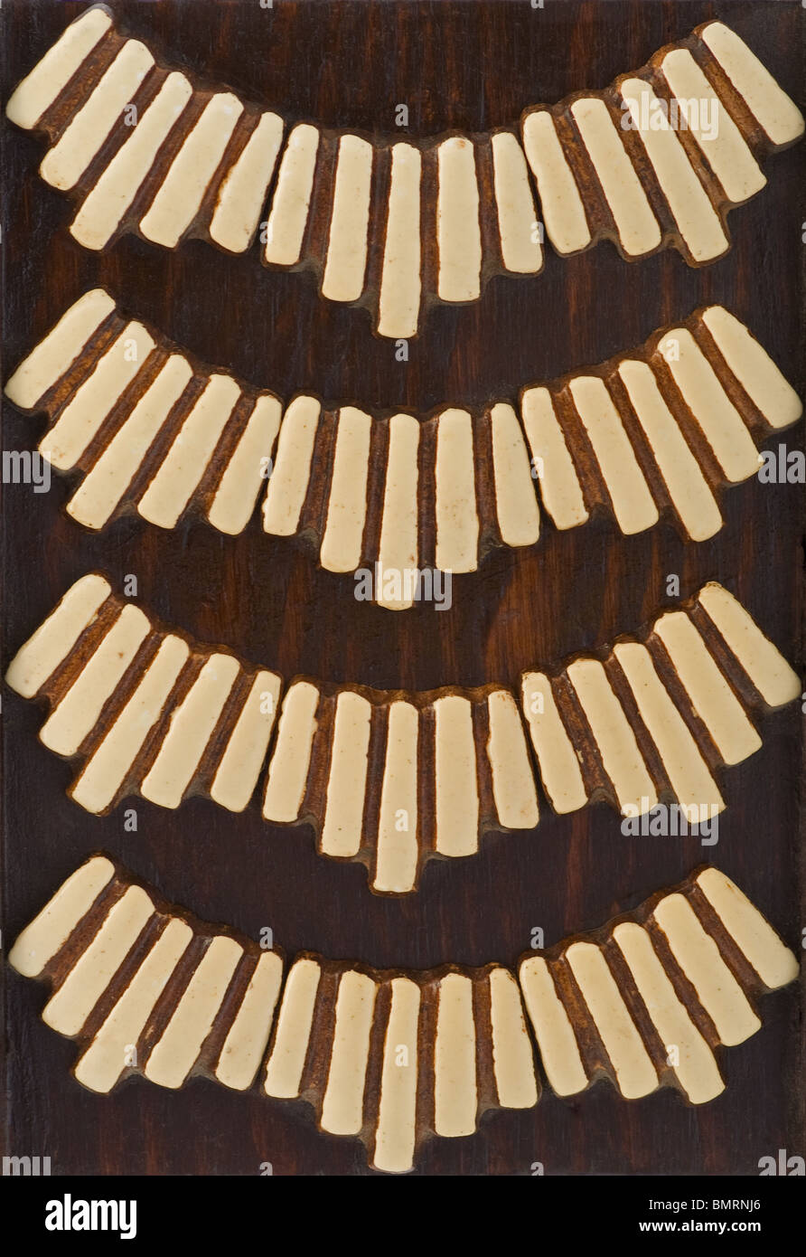 Tribal Jungle Holzkunstdesign in Braun- und Elfenbeinfarbe in einem Holzniet. Das ist es Stockfoto