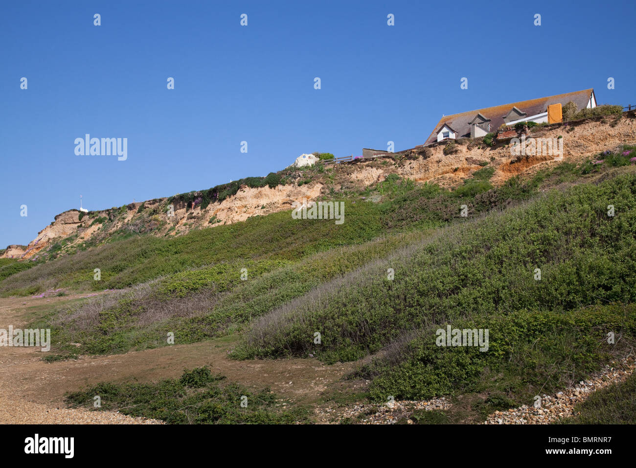 Gebäude auf der Klippe im Barton am Meer in Hampshire in Gefahr, ins Meer Küsten Erosion Stockfoto