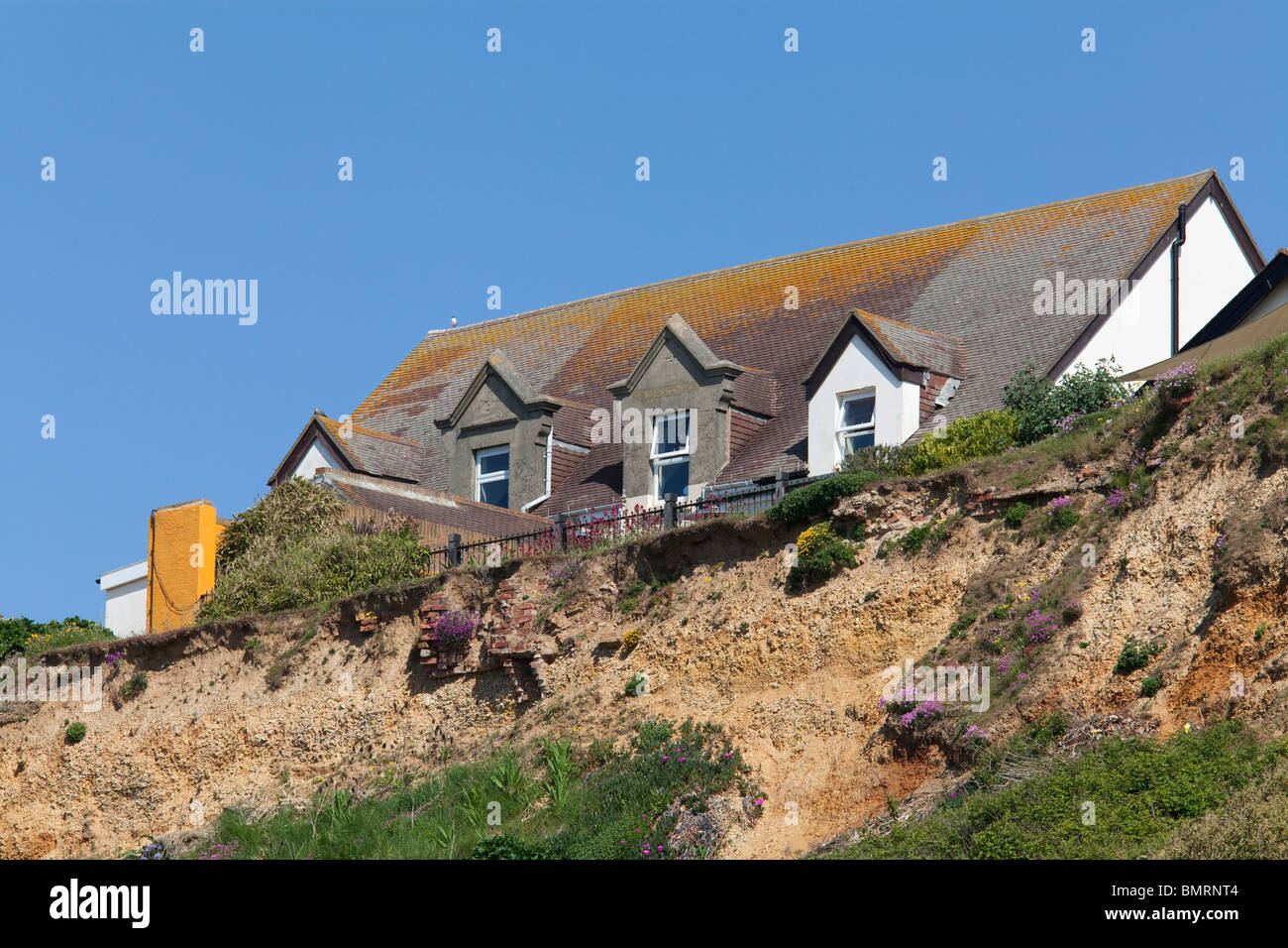 Gebäude auf der Klippe im Barton am Meer in Hampshire in Gefahr, ins Meer Küsten Erosion Stockfoto