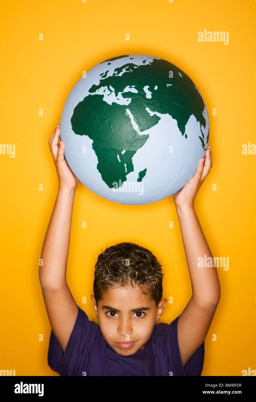 Ein Junge hält einen Globus Stockfoto