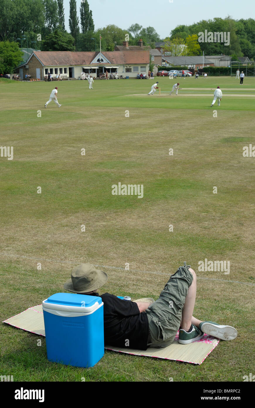 Ein Zuschauer Uhren ein Cricket match in Sudbury, Suffolk, England. Stockfoto